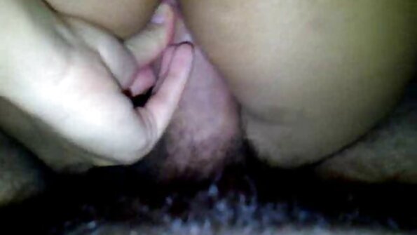 Gənc busty sarışın öz pişik oyuncaq
