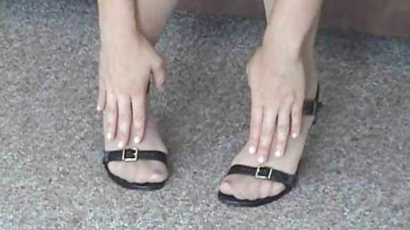 Seksual yeniyetmə Katie Fey qara çapıq və qara çəkmə geyinib