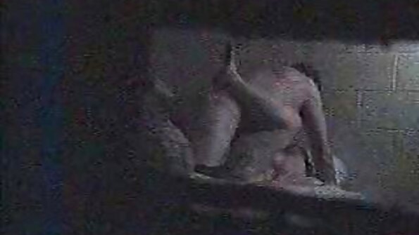 La Zona Modelləri: Madison təbii seksual qıvrımlarını və yumşaq dərisini qucaqlayan seksual qara alt paltarını çıxarır
